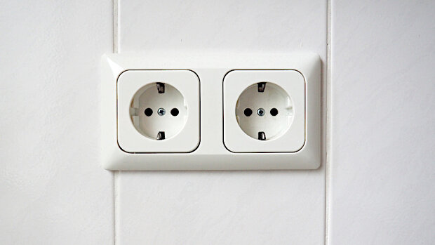 Doppel-Steckdose an gekachelter Wand