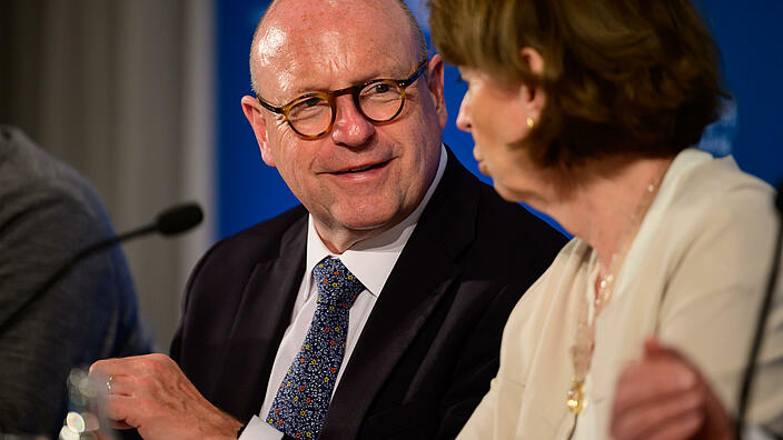 Städtetagspräsident Markus Lewe im Gespräch mit der gastgebenden Oberbürgermeisterin Henriette Reker bei der Pressekonferenz zum Auftakt der Hauptversammlung des Deutschen Städtetages am 23. Mai 2023 in Köln