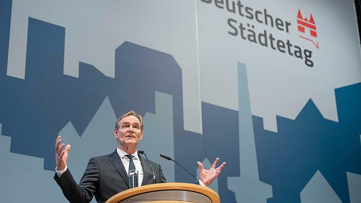 Burkhard Jung, Präsident des Deutschen Städtetages von Juni 2019 bis November 2021, hält die Begrüßungsrede vor den Delegierten aus den Mitgliedsstädten des Verbandes in der Messe der Gastgeberstadt Erfurt. 
