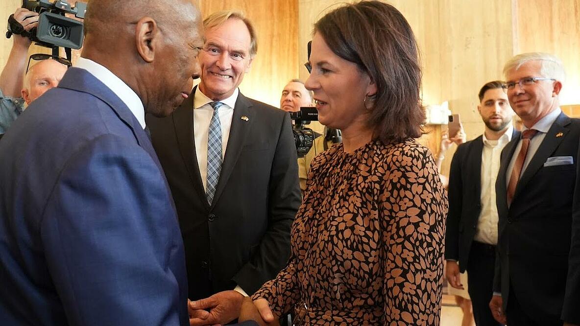 Treffen beim Bürgerdialog im Rathaus von Houston (v. l.):  Sylvester Turner, Bürgermeister von Houston, Oberbürgermeister Burkhard Jung aus Leipzig und Bundesaußenministerin Annalena Baerbock