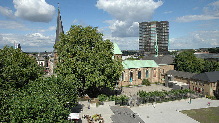 Essen - Blick auf den Burgplatz, die Münsterkirche und das Rathaus