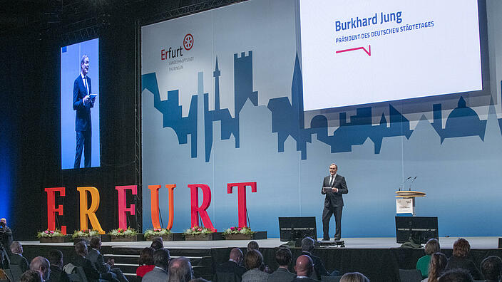 Burkhard Jung, Präsident des Deutschen Städtetages von Juni 2019 bis November 2021, hält die Begrüßungsrede vor den Delegierten aus den Mitgliedsstädten des Verbandes in der Messe der Gastgeberstadt Erfurt. 