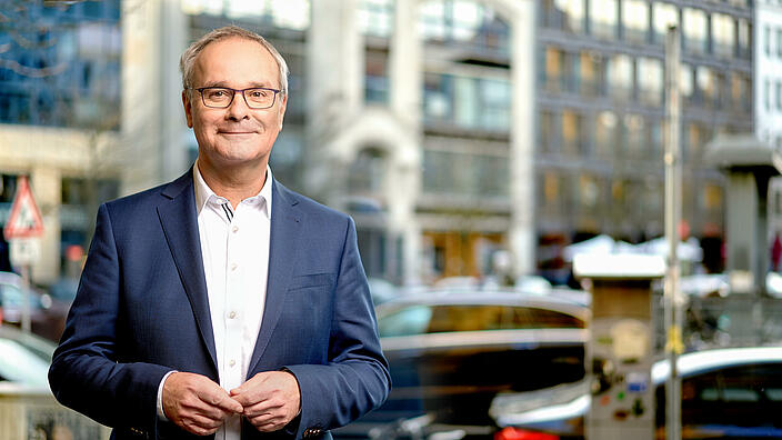 Helmut Dedy, Hauptgeschäftsführer des Deutschen Städtetag, vor eine Stadtszene