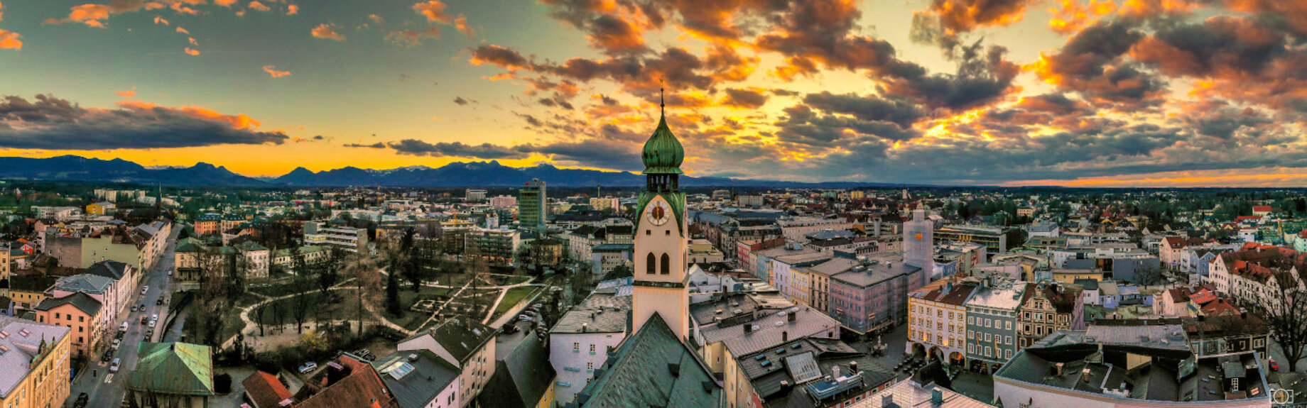 Rosenheim - Luftaufnahme über den Dächern der Stadt