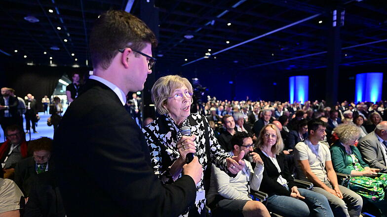 Zuschauerin bei Podiumsdiskussion bei Hauptversammlung des Deutschen Städtetages 2023 in Köln stellt eine Publikumsfrage. 