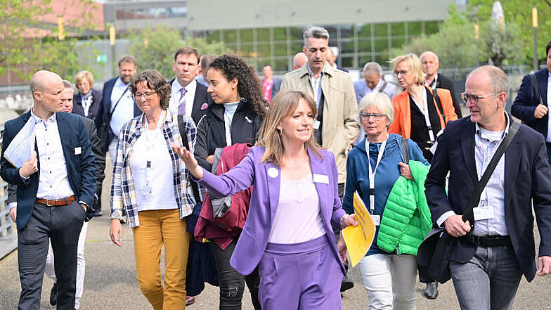 Eine Gruppe von Delegierten unternimmt bei der Hauptversammlung des Deutschen Städtetages 2023 in Köln eine Exkursion