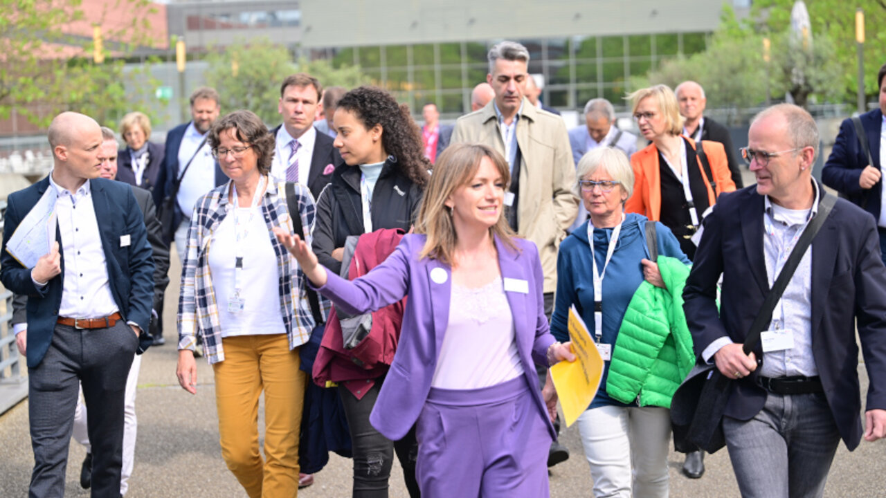 Eine Gruppe von Delegierten unternimmt bei der Hauptversammlung des Deutschen Städtetages 2023 in Köln eine Exkursion