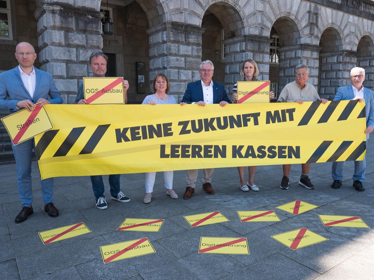 Kämmerer Frank Mendack, Beigeordnete Dr. Daniela Grobe, Bürgermeisterin Alexandra Hanf, Oberbürgermeister Marc Buchholz, Bezirksbürgermeisterin Elke Oesterwind, Bezirksbürgermeister Oliver Willems und Beigeordneter Felix Blasch.