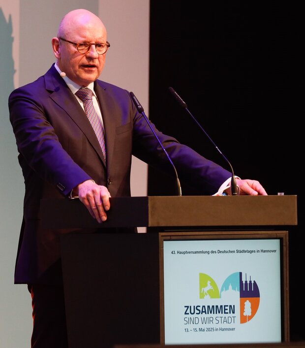 Städtetagspräsident hält Rede bei Hauptversammlung des Städtetages in Hannover am 15.5.2025.