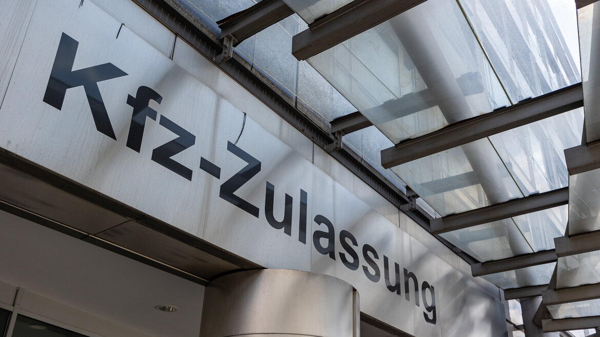 Blick auf den Eingangsbereich der Kfz-Zulassungsstelle Nürnberg