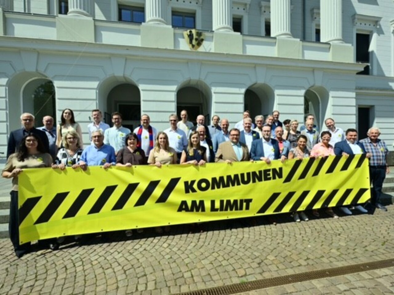 Aktion vor dem Rathaus in Krefeld.