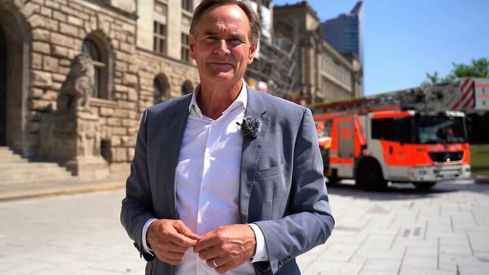 Burkhard Jung steht vor dem Rathaus in Leipzig