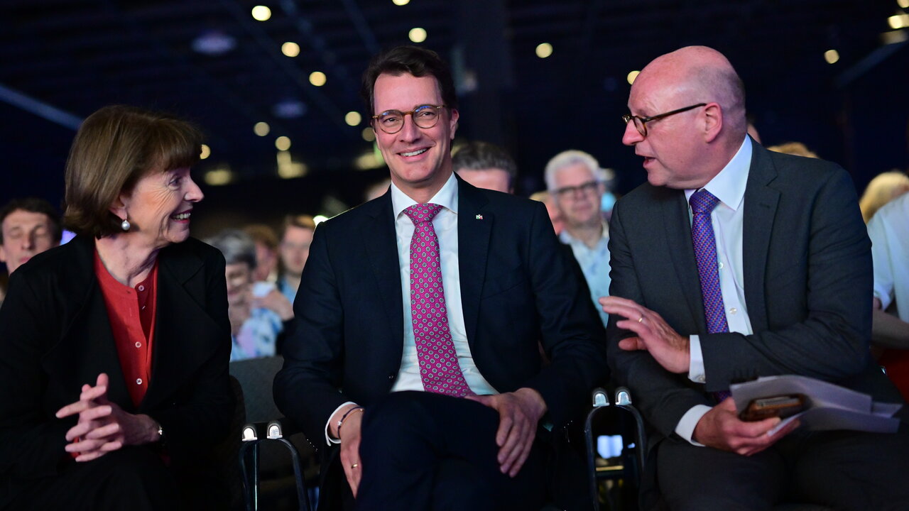 (v.l.n.r.): Henriette Reker, Oberbürgermeisterin der gastgebenden Stadt Köln; Hendrik Wüst, Ministerpräsident des Landes Nordrhein-Westfalen; Markus Lewe, Präsident des Deutschen Städtetages auf der Hauptversammlung des Deutschen Städtetages am 23. Mai 2023 in Köln