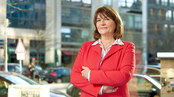 Verena Göppert, stellvertretende Hauptgeschäftsführerin des Deutschen Städtetages, vor Stadtlandschaft