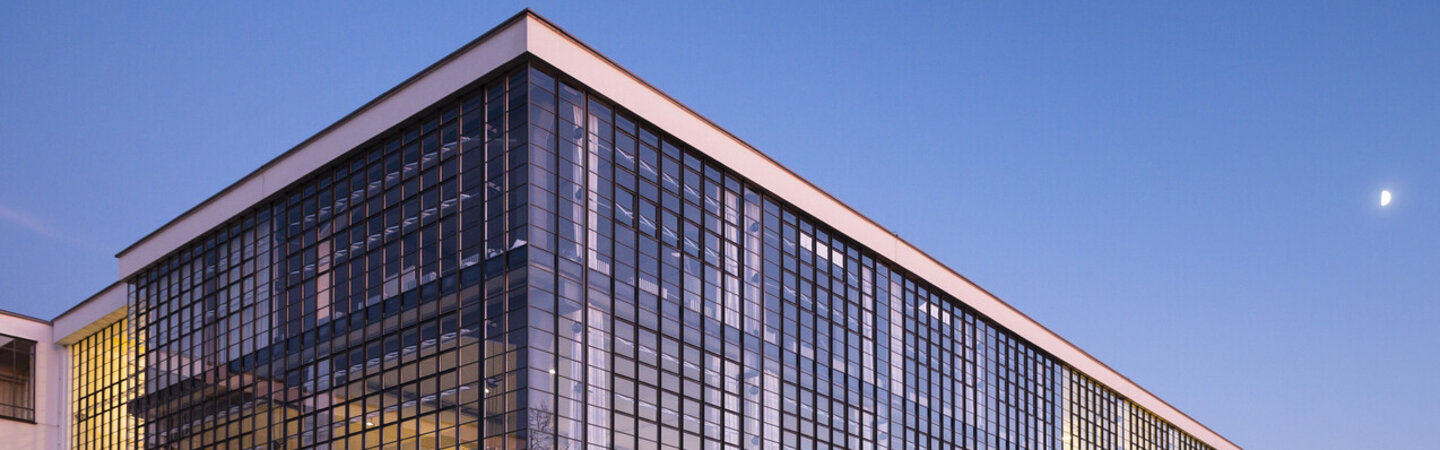 Blick auf das Bauhaus-Gebäude in Dessau-Roßlau
