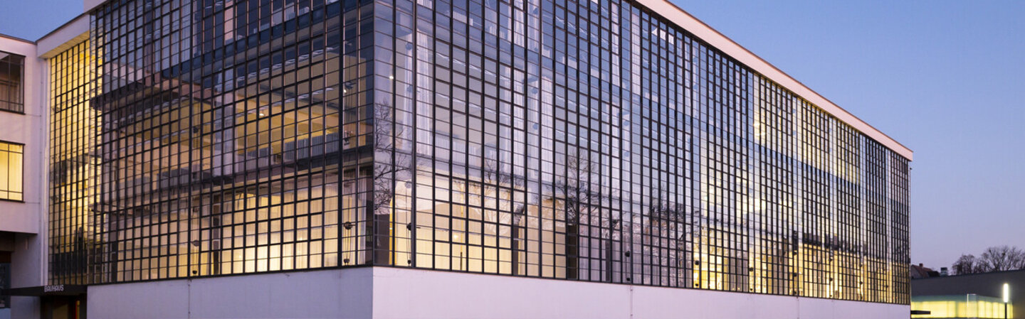 Blick auf das Bauhaus-Gebäude in Dessau-Roßlau