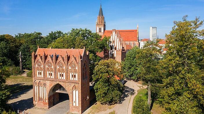 Neubrandenburg - Stargarder Tor und die Konzertkirche