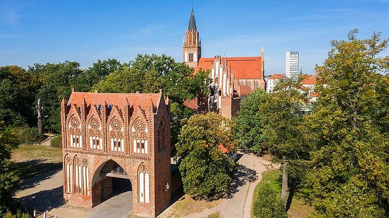 Neubrandenburg - Stargarder Tor und die Konzertkirche