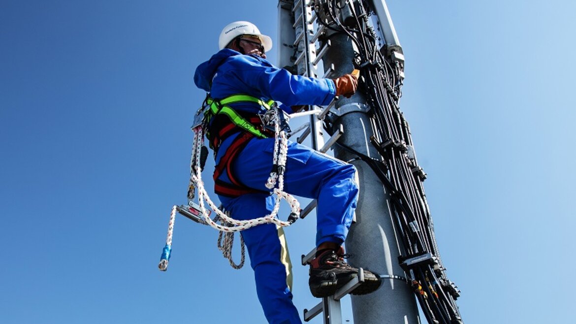 Techniker prüft Funkstandort auf einem Dach in Innenstadt-Lage