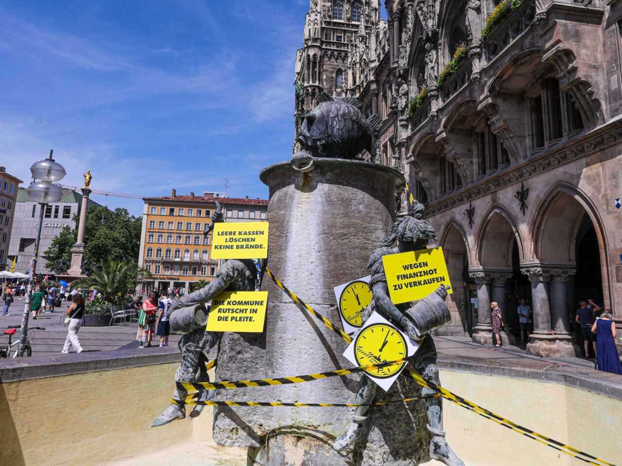 Der Fischbrunnen auf dem Marienplatz wurde trockengelegt. In dem Brunnen wird am Aschermittwoch traditionell der städtische Geldbeutel gewaschen. Das soll Glück bringen und die Geldbeutel füllen. 