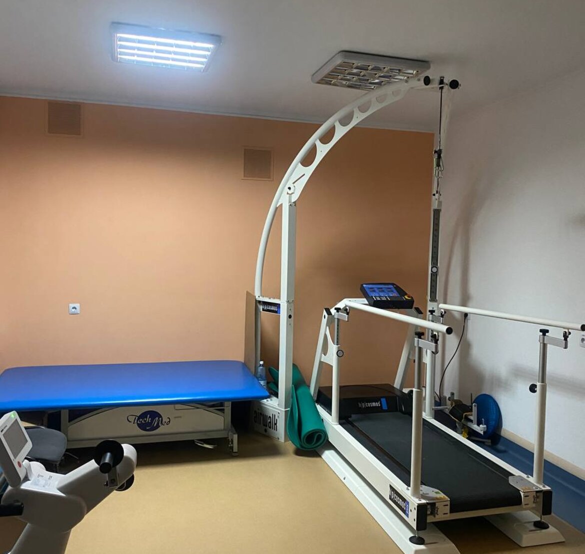 Ein medizinisches Laufband steht am Einsatzort im UNBROKEN-Zentrum in Lviv