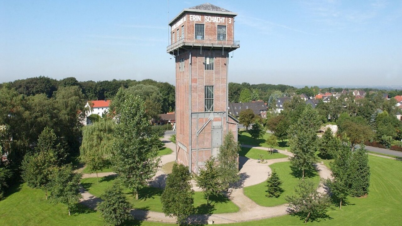 Castrop-Rauxel - Ansicht des Hammerkopfturms mit dem Keltischen Baumkreis