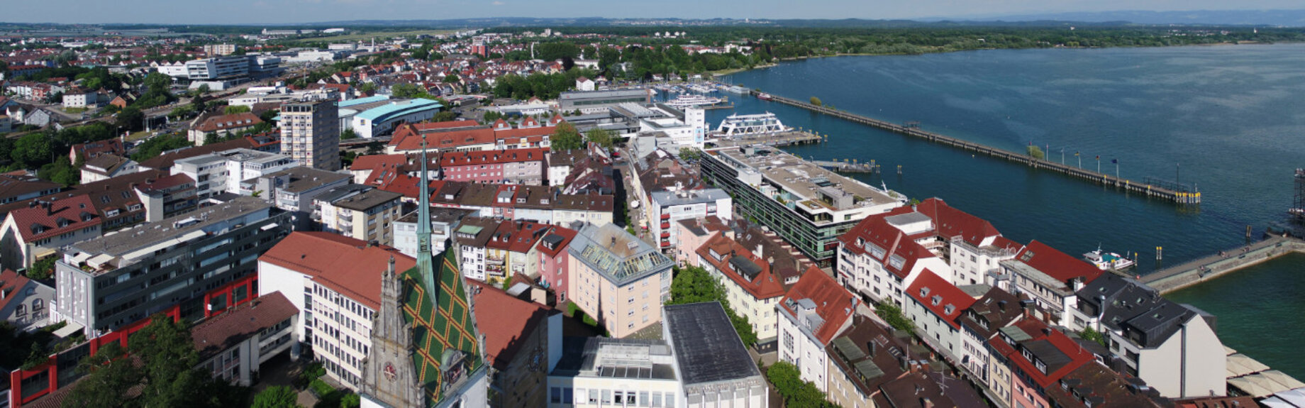 Luftbild mit Rathaus und Kirche von Friedrichshafen