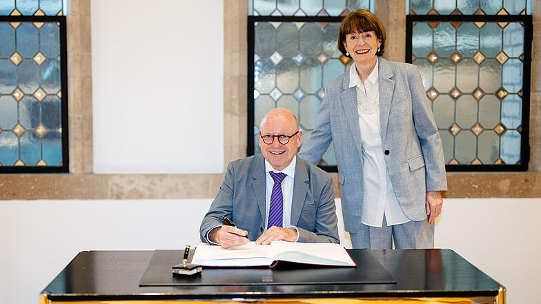 Rathausempfang goldenes Buch der bei der Hauptversammlung des Deutschen Städtetages am 23. Mai 2023 in Köln (v.l.n.r.) Markus Lewe, Henriette Reker