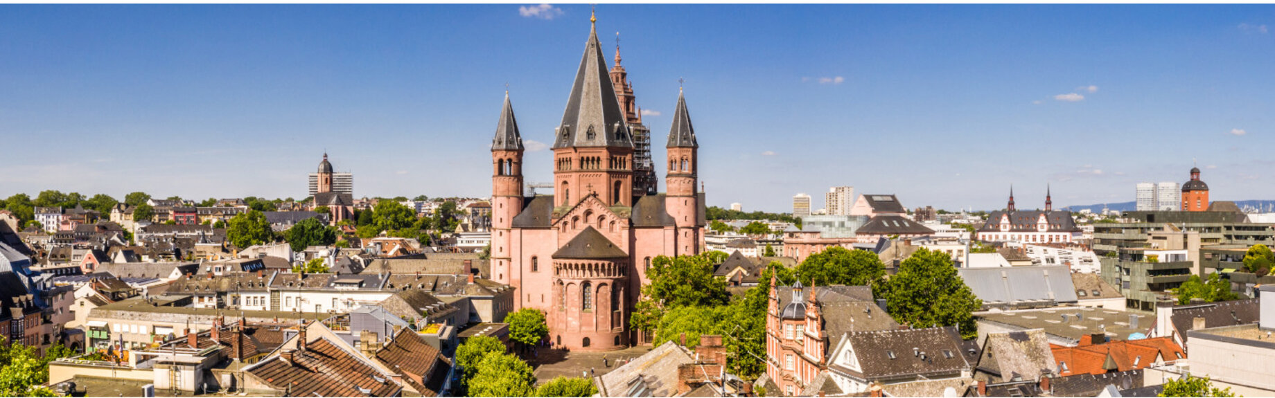 Luftaufnahme von Mainz mit dem Mainzer Dom in der Mitte