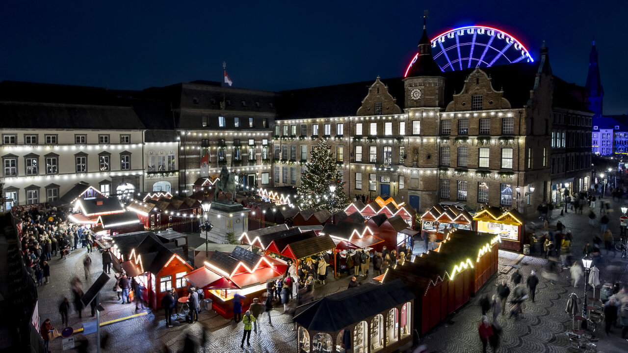 Blick auf den Weihnachtsmarkt am Rathaus in der Altstadt von Düsseldorf