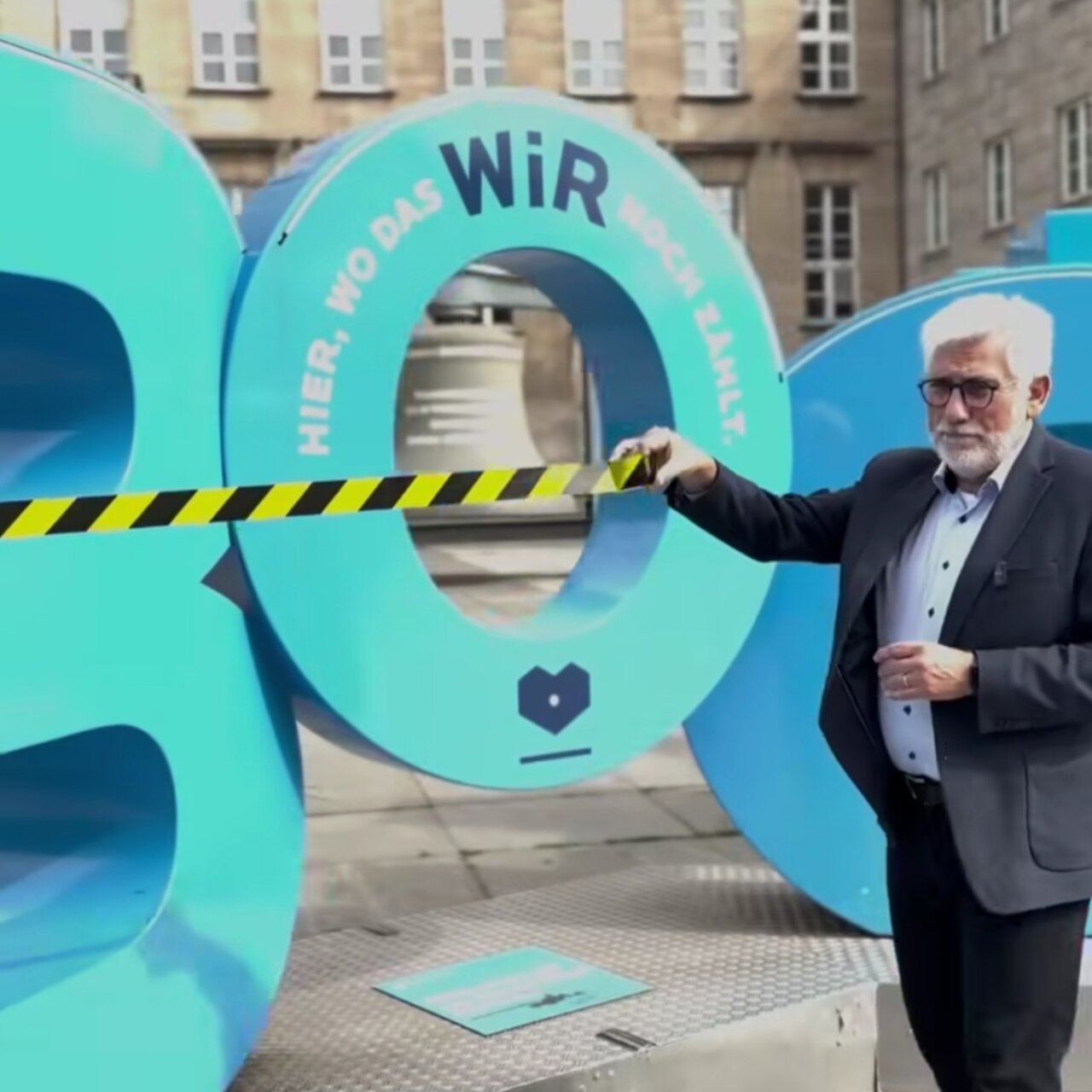 ...und sperrt symbolisch den "Bochum"-Schriftzug vor dem Rathaus ab.