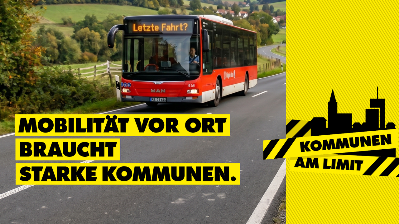 Kampagnenmotiv zum Aktionstag "Kommunen am Limit": Roter Bus fährt über Land auf einer Straße, im Zielanzeiger die Anzeige "Letzte Fahrt?", darüber der Slogan "Mobilität vor Ort braucht starke Kommunen"