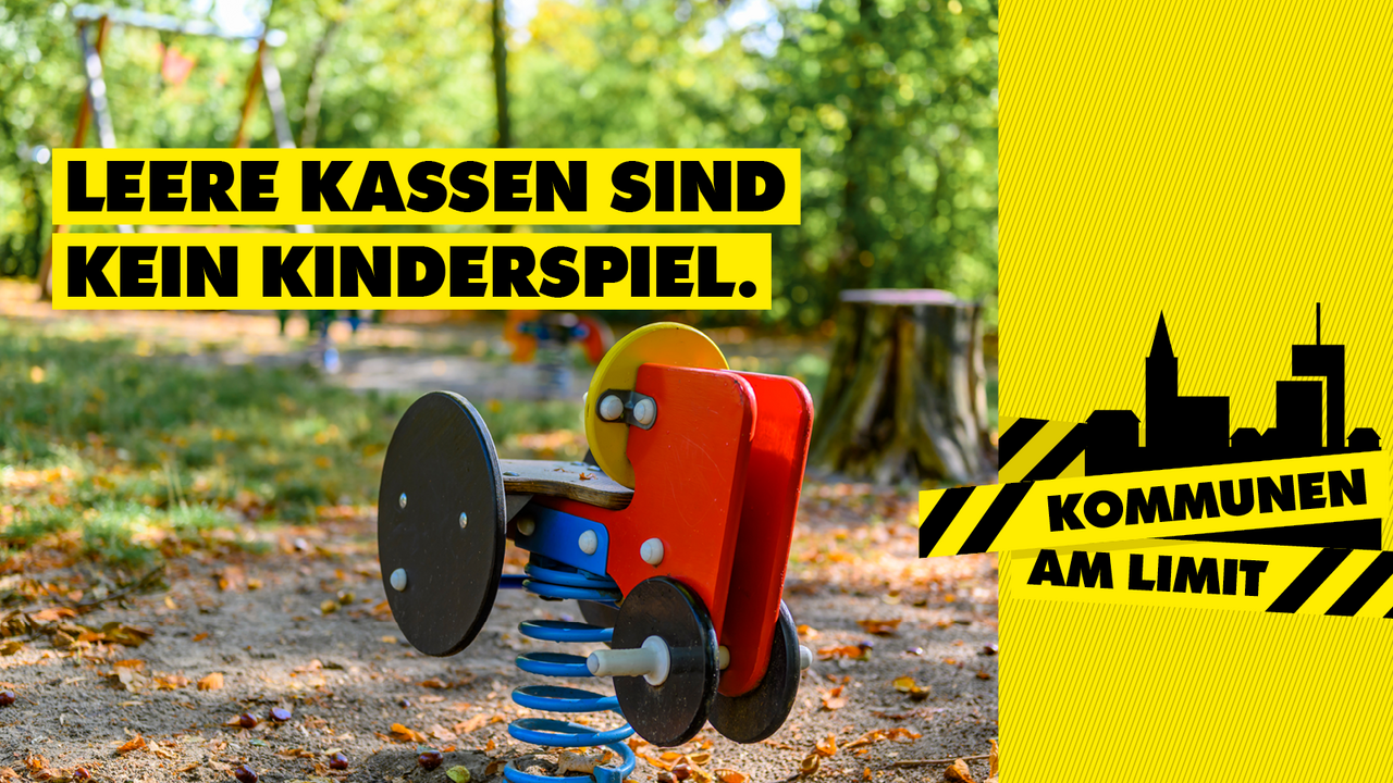 Kampagnenmotiv zum Aktionstag "Kommunen am Limit": Blick auf ein Schaukelspielzeug auf einem Kinderspielplatz, darüber der Slogan "Leere Kassen sind kein Kinderspiel"