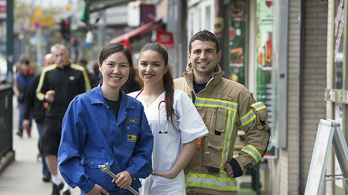 3 junge Auszubildende - ein Handwerker, eine Krankenschwester und ein Feuerwehrmann
