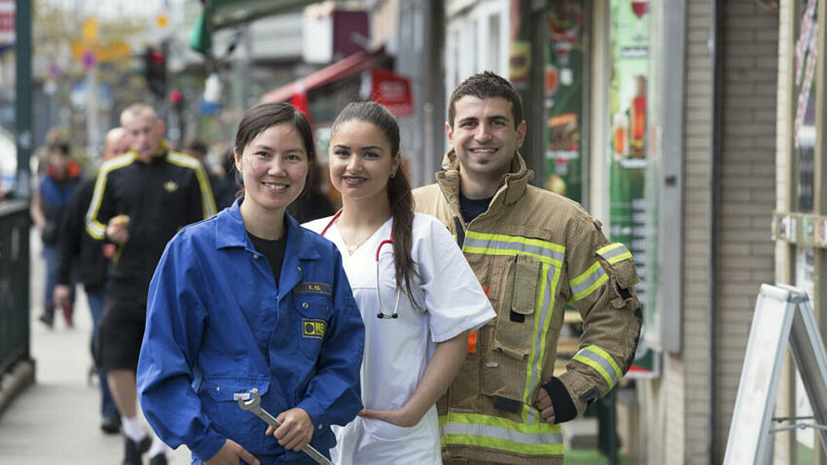 3 junge Auszubildende - ein Handwerker, eine Krankenschwester und ein Feuerwehrmann