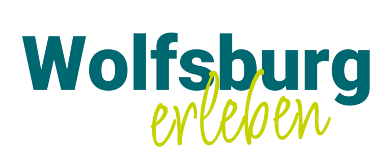 Bei dem Bild handelt es sich um das Logo der Stadt Wolfsburg. Es besteht es aus dem in dunkelgrün und in Druckbuchstaben geschriebenen Wort "Wolfsburg" und dem darunter stehenden Wort "erleben" in hellgrüner Schreibschrift.