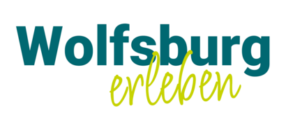 Bei dem Bild handelt es sich um das Logo der Stadt Wolfsburg. Es besteht es aus dem in dunkelgrün und in Druckbuchstaben geschriebenen Wort "Wolfsburg" und dem darunter stehenden Wort "erleben" in hellgrüner Schreibschrift.