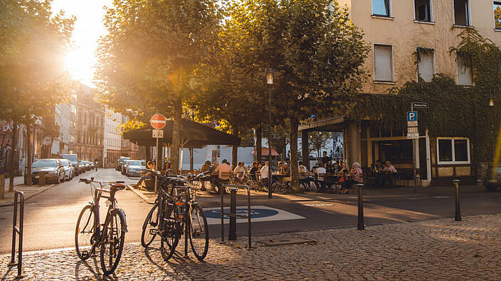Im Quartier Nauwieser Viertel in Saarbrücken sollen im Sommer 2023 zwei Sommerstraßen getestet werden.