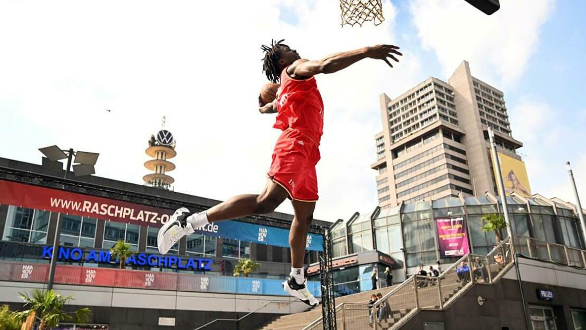 Basketballer springt zum Korb auf dem zum Sportplatz umgestalteten Raschplatz in Hannover