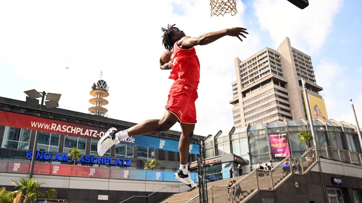Basketballer springt zum Korb auf dem zum Sportplatz umgestalteten Raschplatz in Hannover