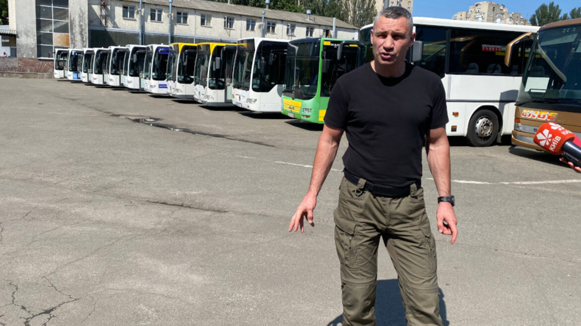 Der Bürgermeister von Kiev, Vitali Klitschko. steht vor einer Reihe an Linienbussen