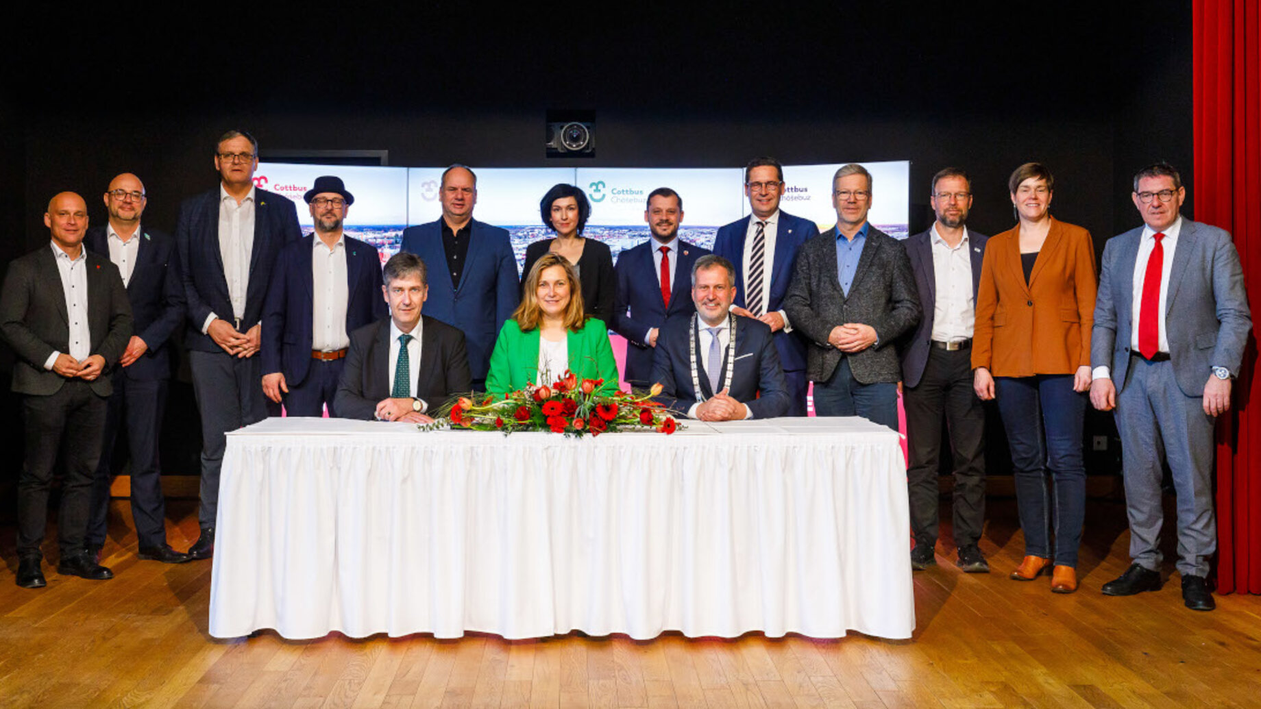Gruppenbild der Teilnehmenden der Konferenz der ostdeutschen Städte in Cottbus am 28.2.2026