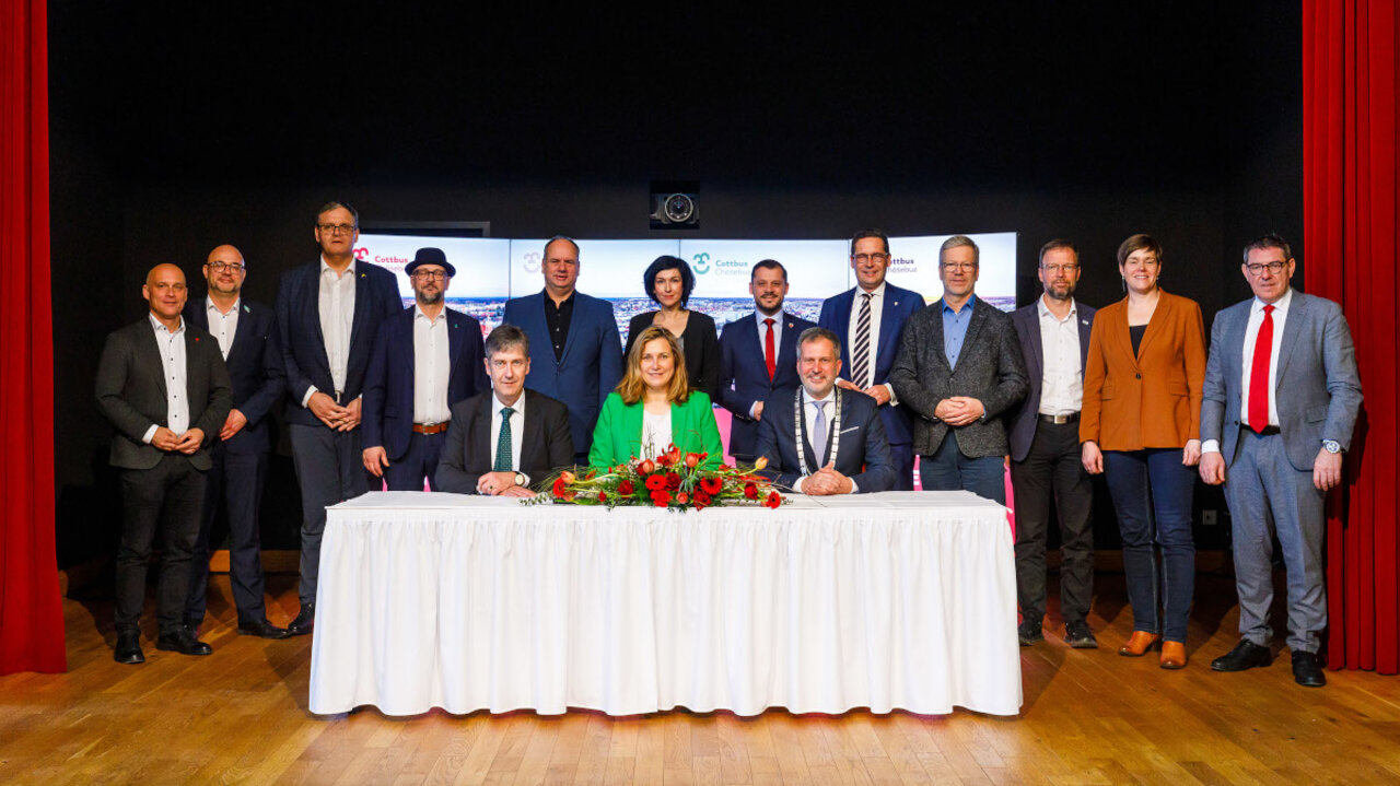 Gruppenbild der Teilnehmenden der Konferenz der ostdeutschen Städte in Cottbus am 28.2.2026