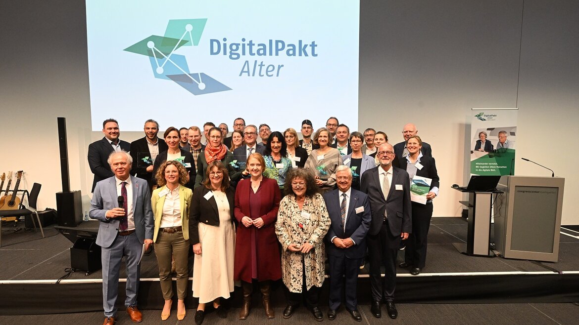 Gruppenfoto der Preisträger des DigitalPakts Alter