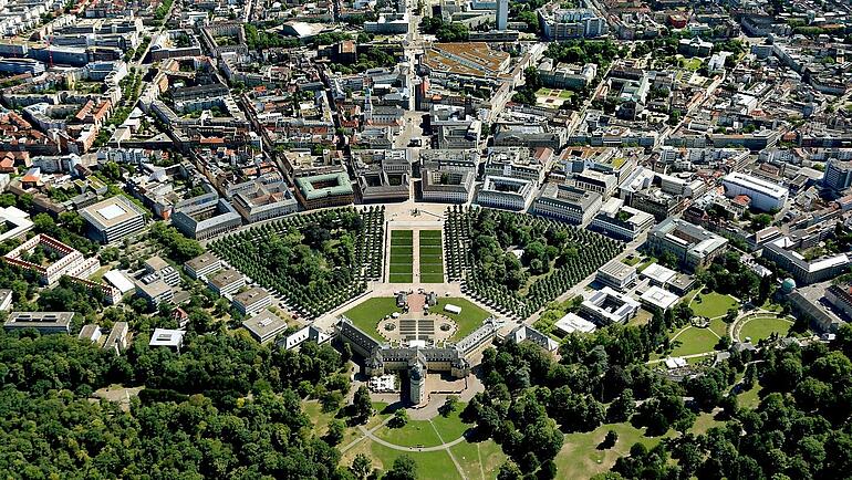 Panoramaansicht der Stadt Karlsruhe mit Blick auf Innenstadt mit Schloss