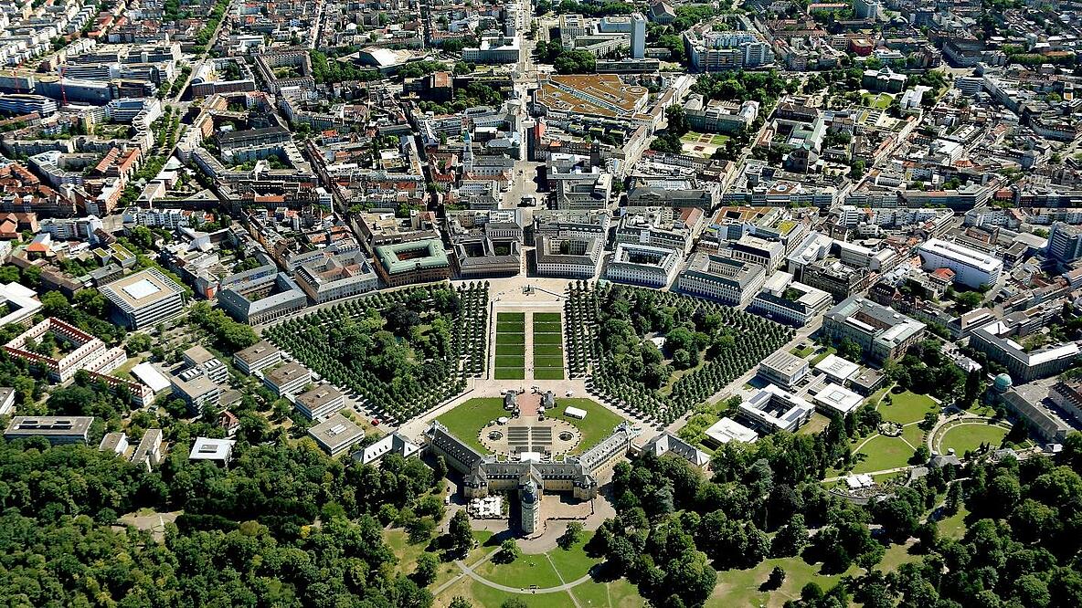 Panoramaansicht der Stadt Karlsruhe mit Blick auf Innenstadt mit Schloss