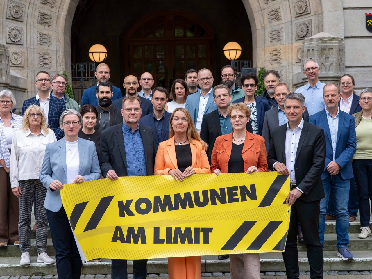 Bürgermeisterin Bettina Weist, Verwaltungsvorstand, Amtsleitungen und Personalrat setzen ein Zeichen für die angespannte Finanzlage der Kommunen.