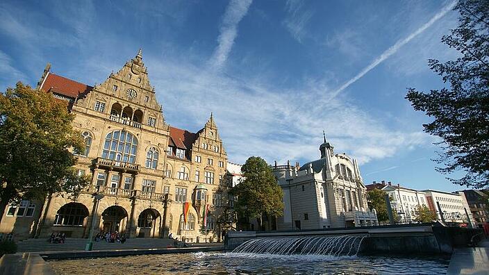 Ansicht des alten Rathauses mit dem Theater von Bielefeld.