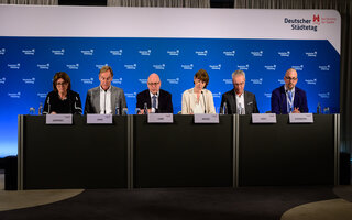 Podium bei der Auftakt-Pressekonferenz (v.l.n.r.): Verena Göppert, stellv. Hauptgeschäftsführerin Deutscher Städtetag; Burkhard Jung. Vizepräsident des Deutschen Städtetages; Markus Lewe, Präsident des Deutschen Städtetages; Henriette Reker, Oberbürgermeisterin der Stadt Köln; Helmut Dedy, Hauptgeschäftsführer des Deutschen Städtetages; Timm Steinborn, Pressesprecher des Deutschen Städtetages bei der Pressekonferenz zum Auftakt der Hauptversammlung des Deutschen Städtetages am 23. Mai 2023 in Köln