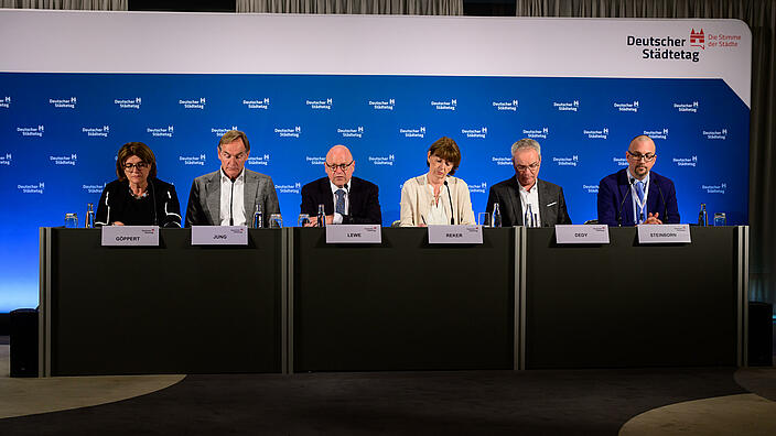 Podium bei der Auftakt-Pressekonferenz (v.l.n.r.): Verena Göppert, stellv. Hauptgeschäftsführerin Deutscher Städtetag; Burkhard Jung. Vizepräsident des Deutschen Städtetages; Markus Lewe, Präsident des Deutschen Städtetages; Henriette Reker, Oberbürgermeisterin der Stadt Köln; Helmut Dedy, Hauptgeschäftsführer des Deutschen Städtetages; Timm Steinborn, Pressesprecher des Deutschen Städtetages bei der Pressekonferenz zum Auftakt der Hauptversammlung des Deutschen Städtetages am 23. Mai 2023 in Köln